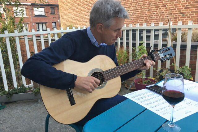 Travail du luthier — tester les guitares fabriquées